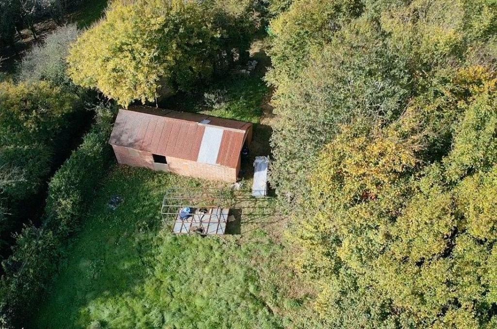 Lot: 98 - HALF AN ACRE AND BARN WITH POTENTIAL IN ATTRACTIVE SEMI-RURAL LOCATION - Looking Down on the Barn From Above